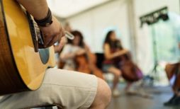 Bolsa de estudos para estudantes com interesses na música