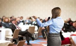 Dicas fáceis para conseguir um emprego falando em público